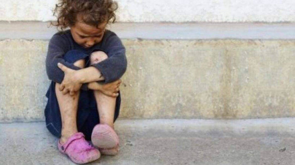 Bambina triste seduta