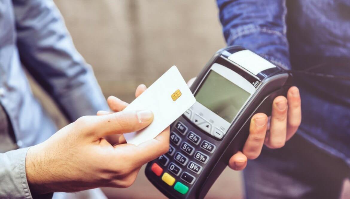 Italiani tradizionalisti: preferiscono ancora i contanti