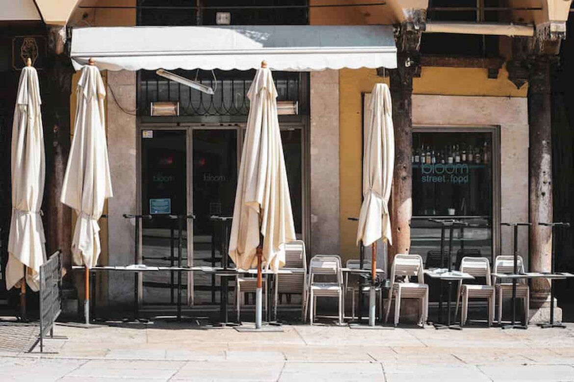 Bar chiuso in una foto Bar chiuso