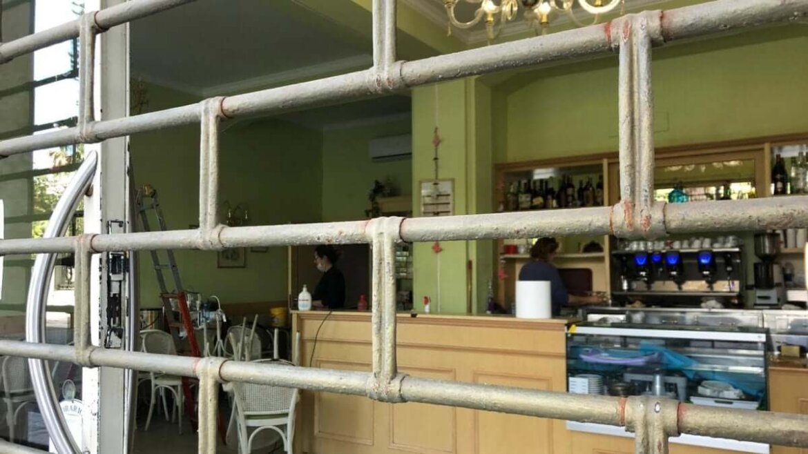 Bar chiuso in una foto Saracinesca del bar abbassata