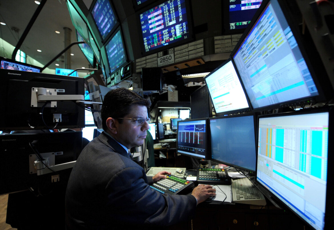 Quotazioni in borsa. Uomo che lavora al pc