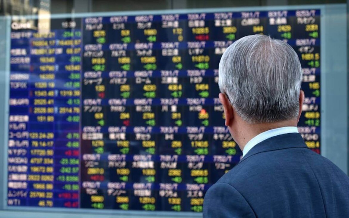 borse uomo che guarda tabella con numeri