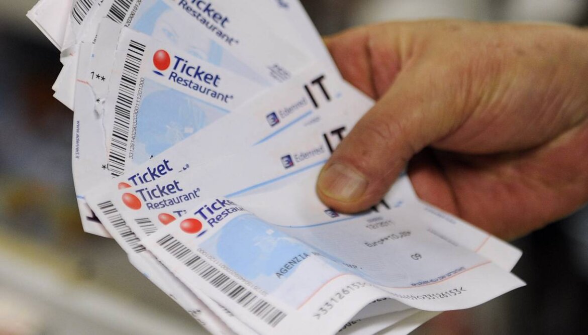 Buoni pasto Mano sorregge alcuni buoni pasto