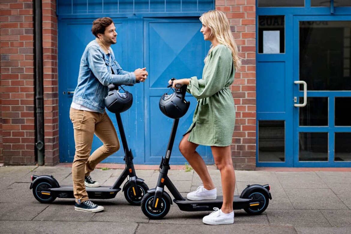 buono-mobilita-monopattini-elettrici Un uomo e una donna a spasso sui monopattini