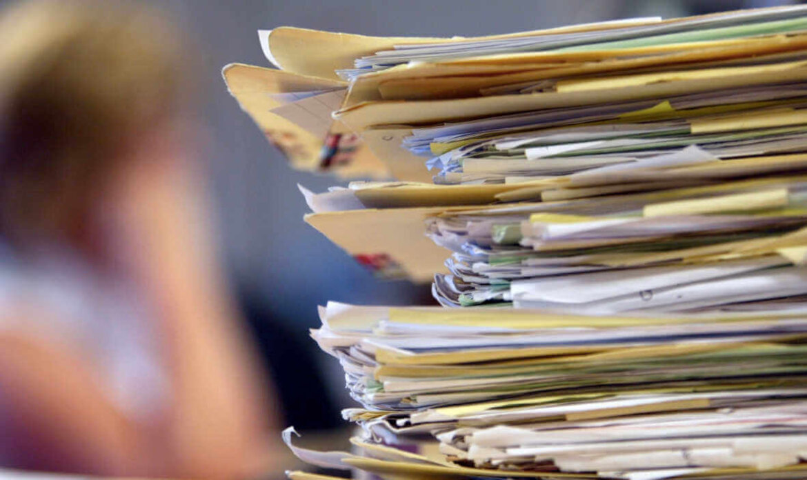 burocrazia foto Fogli di carta messi in fila