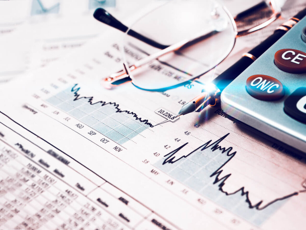 Calcolatrice, occhiali e dati in un grafico Calcolatrice, occhiali e dati in un grafico in una foto
