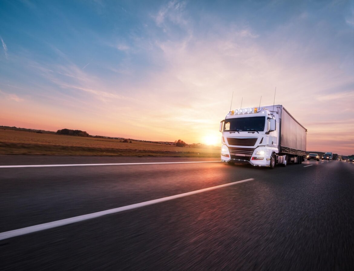 camion-su-strada Confmobility: pubblicato calendario divieto mezzi pesanti per agosto 2021