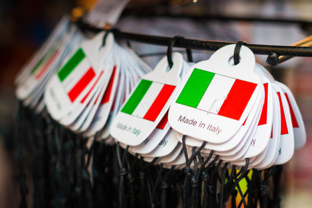 Cartellini Made in Italy in una foto