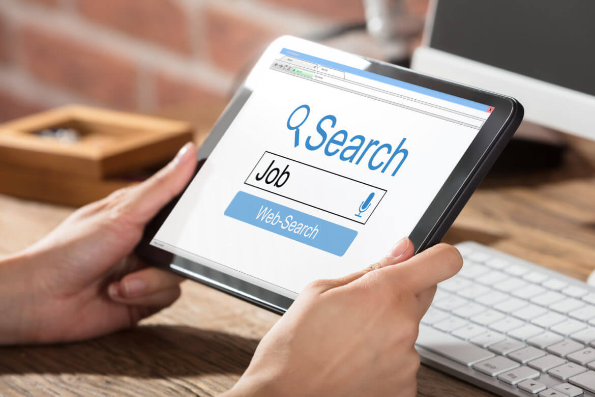 Quattro italiani su dieci cercano lavoro sui portali