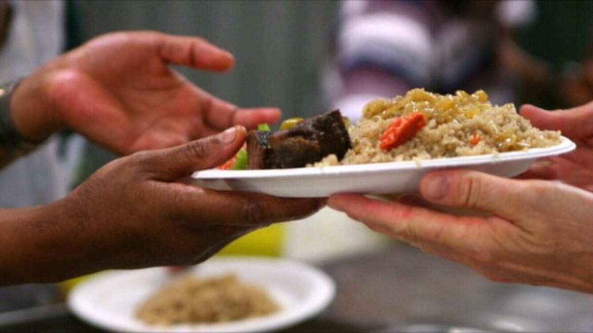 Persona riceve un piatto di cibo