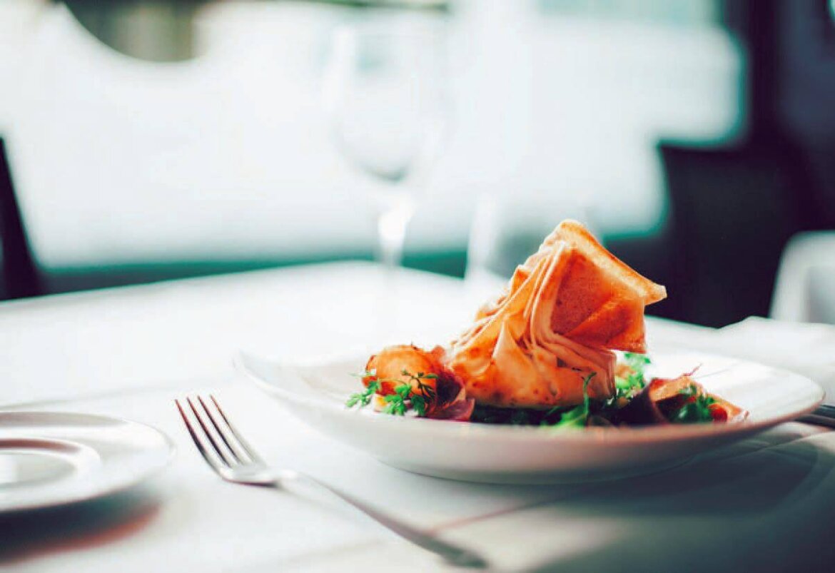 Primo piatto servito a tavola