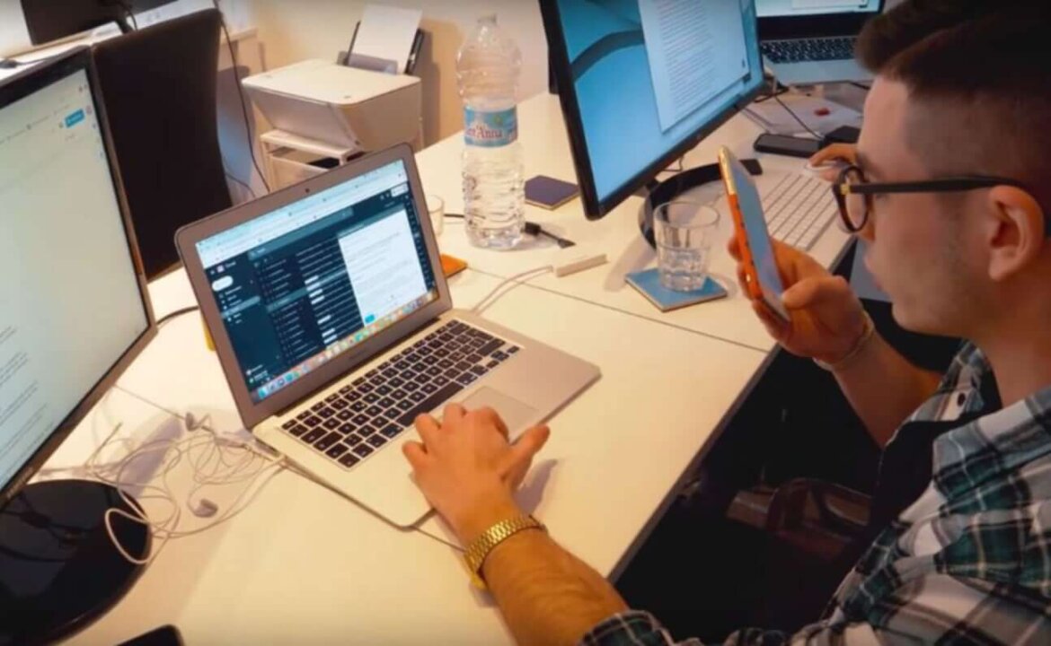 Ragazzo al lavoro al pc Ragazzo lavora al pc