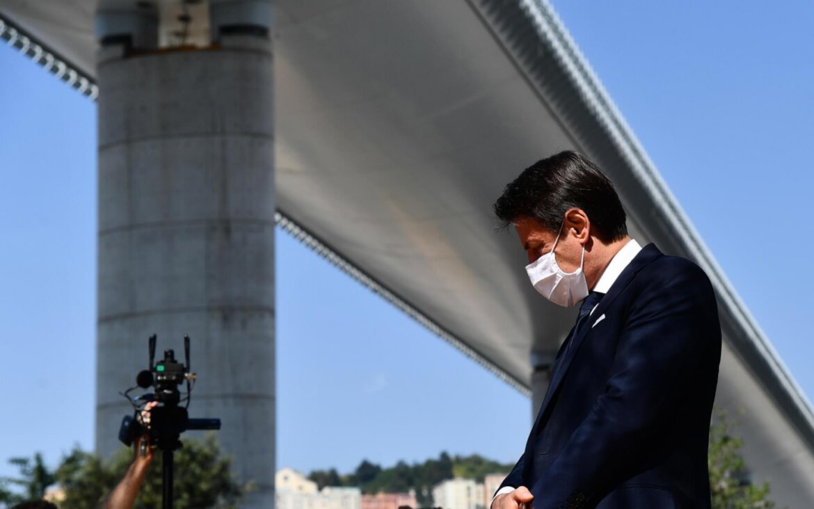 Il premier Conte con mascherina alla commemorazione delle vittime del crollo del Ponte Morandi