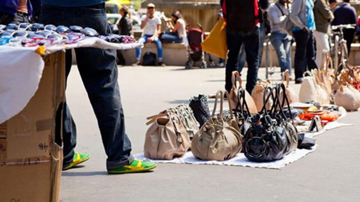 Prodotti contraffatti venduti in strada