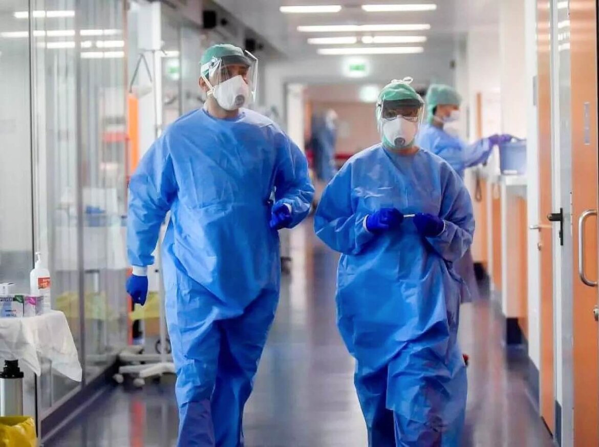 Medici con camice e dispositivi di protezione individuale