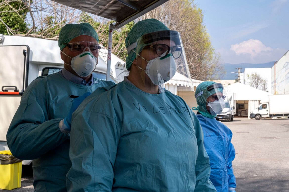 coronavirus_medici_ospedale-2-scaled L’Italia alle prese con l’emergenza Coronavirus: intervista a Francesca Gambarini (Cambiamo!)