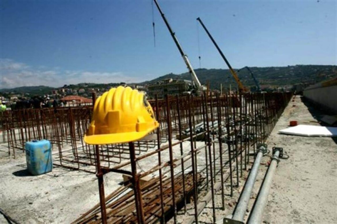 Impalcature in edilizia con elmetto giallo da cantiere