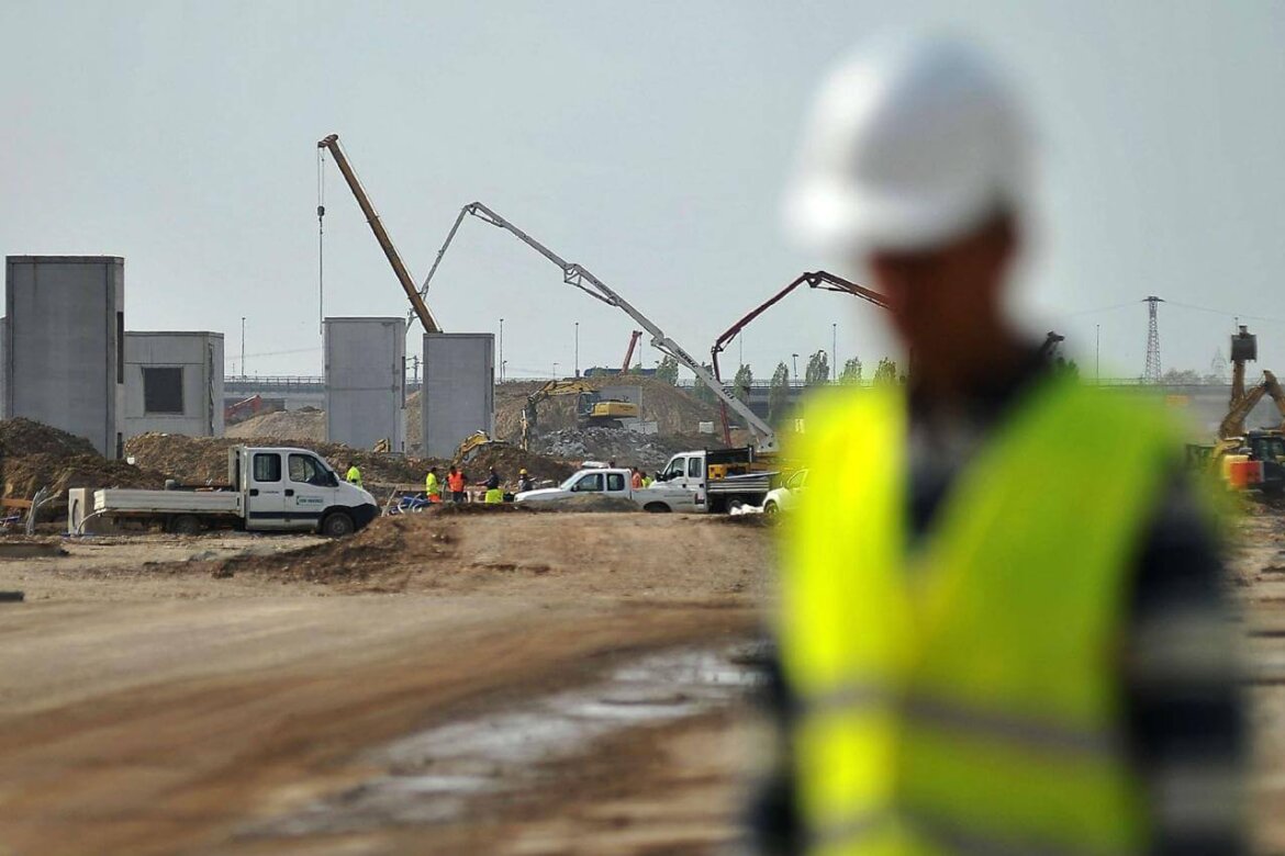 costruzioni Operaio vicino ad impalcatura