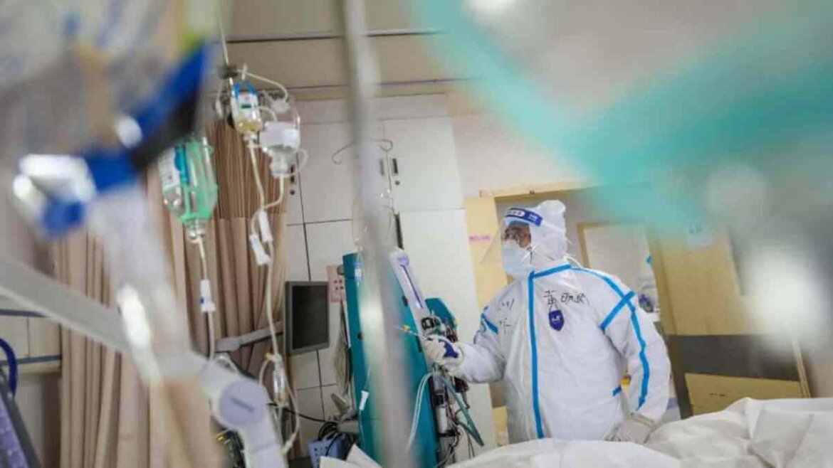 Medico in ospedale con dpi