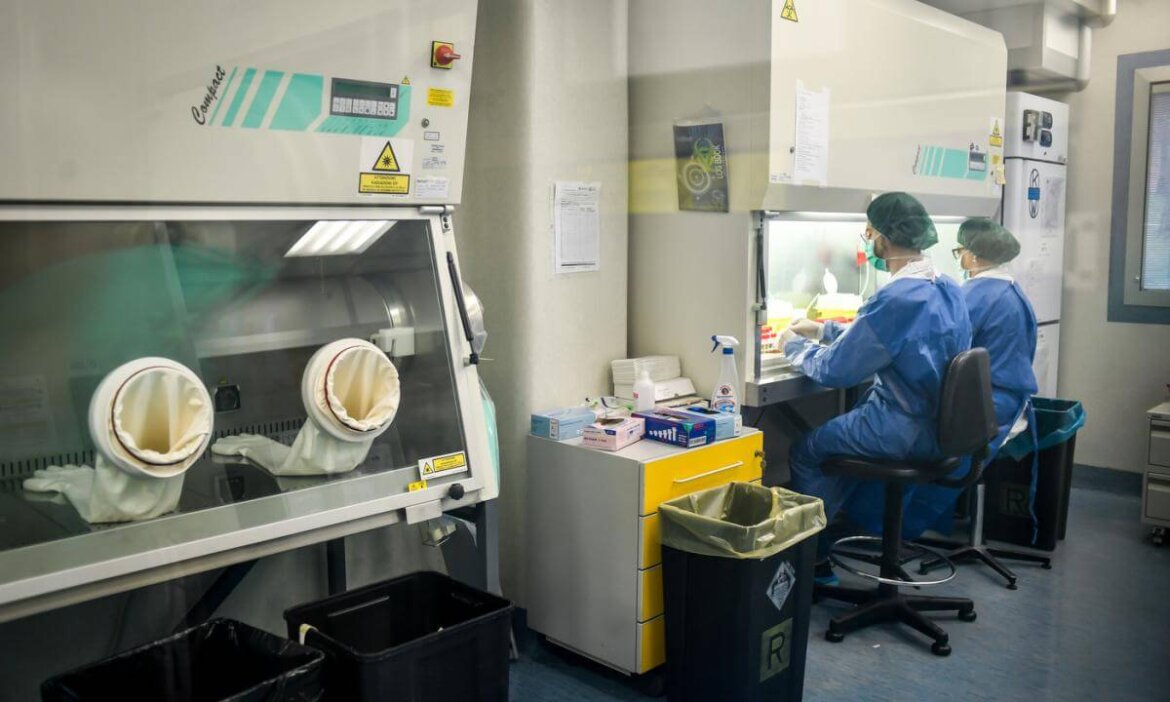 Ricercatori al lavoro in laboratorio