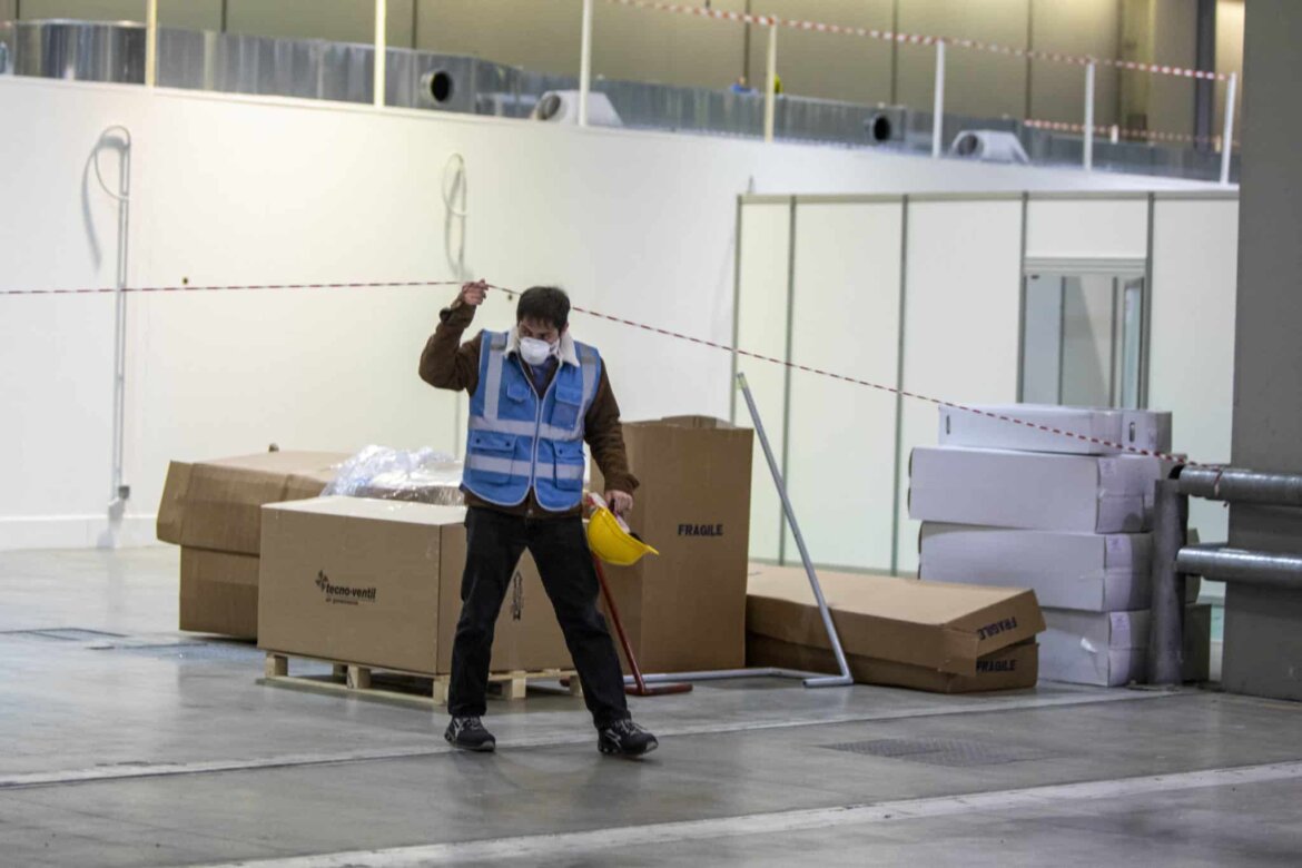 Operaio arrabbiato in fabbrica