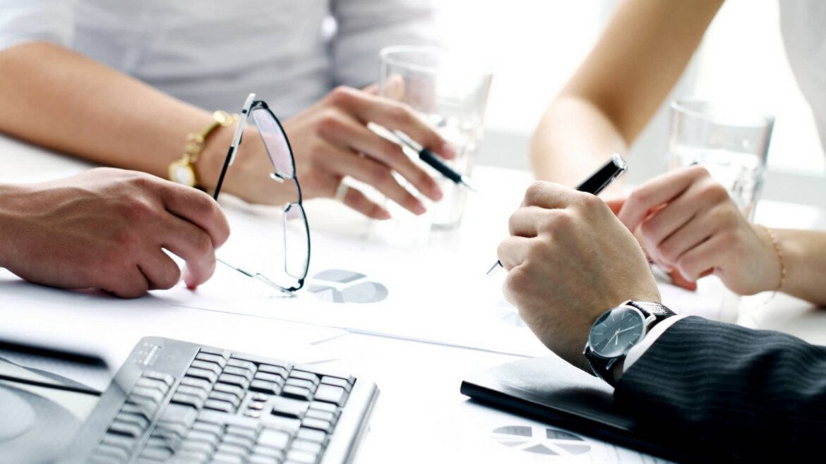 Giovani manager al lavoro in ufficio