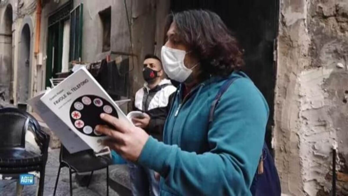 Maestro che fa didattica da balconi in una foto