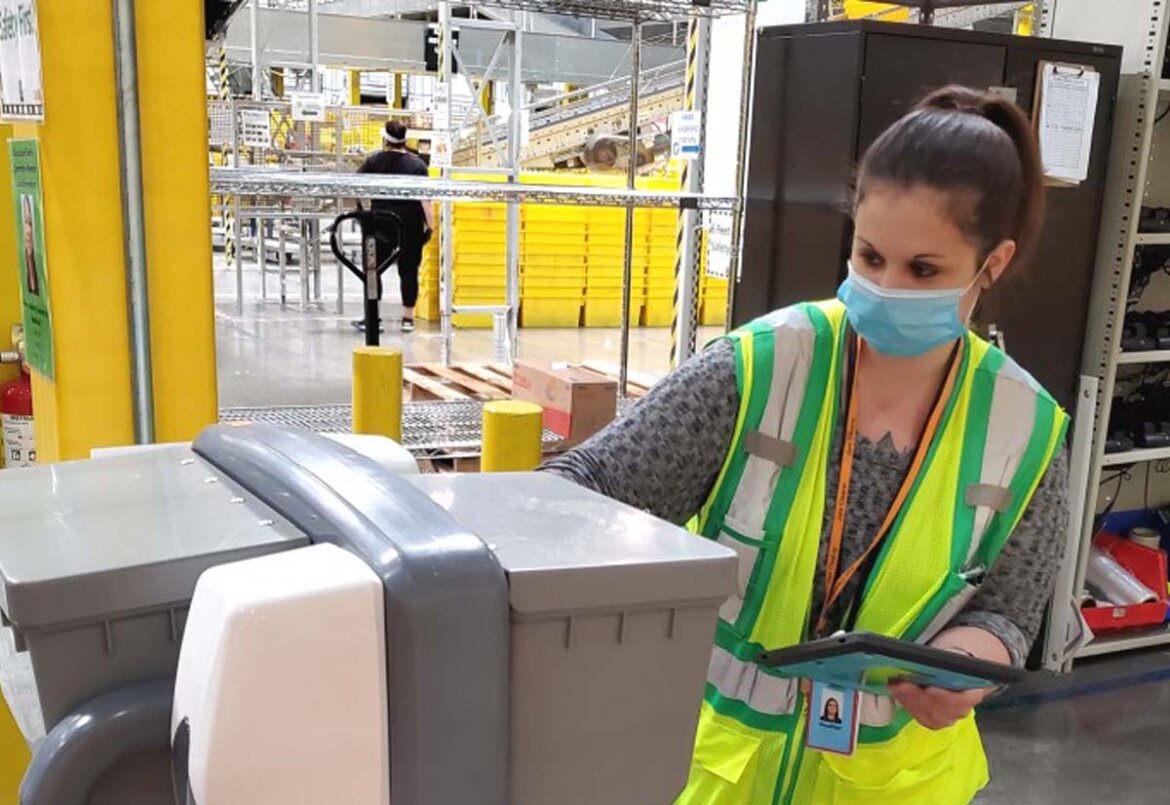 Donna dipendente Amazon al lavoro in una foto