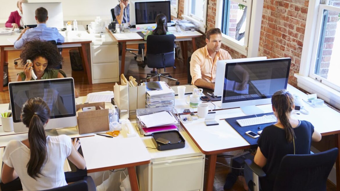Dipendenti in ufficio al lavoro davanti al pc Dipendenti in ufficio al lavoro davanti al pc in una foto