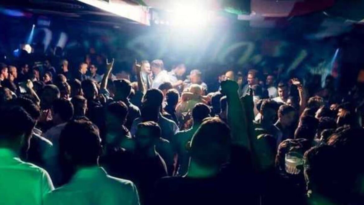 Gruppo di ragazzi in discoteca Folla in discoteca