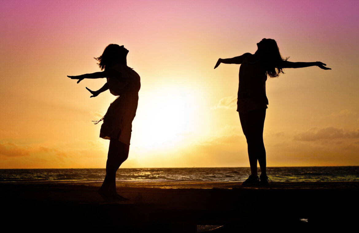 donna donne che saltano sulla spiaggia