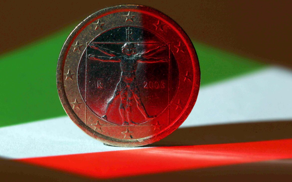 Il 2021 sarà l’anno del rimbalzo per l’economia italiana? Moneta da un euro su sfondo bandiera dell'Italia