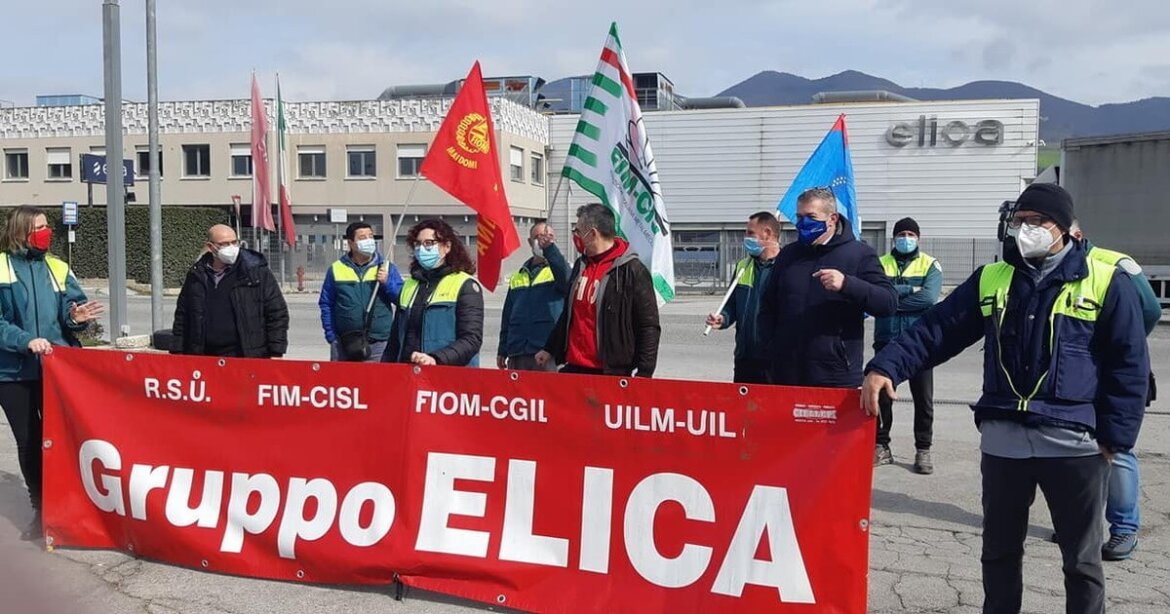 persone che reggono uno striscione con scritto elica