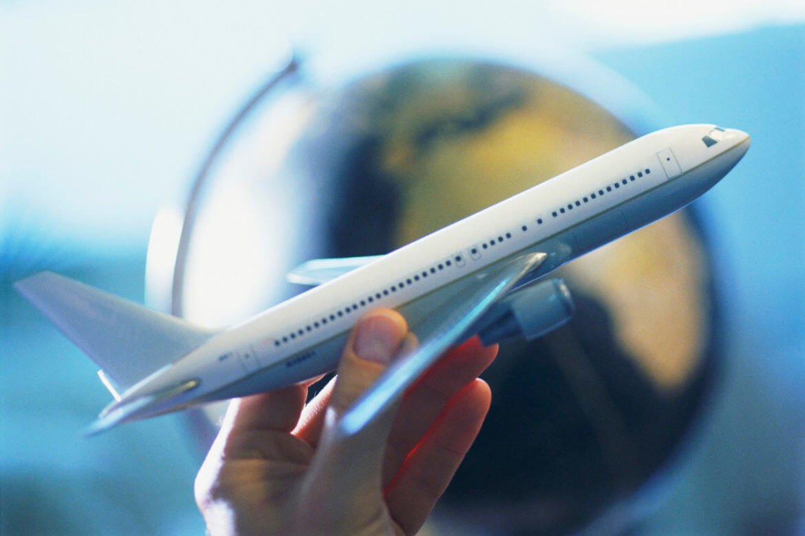 Hand Holding Toy Plane Partire, si ma dove?