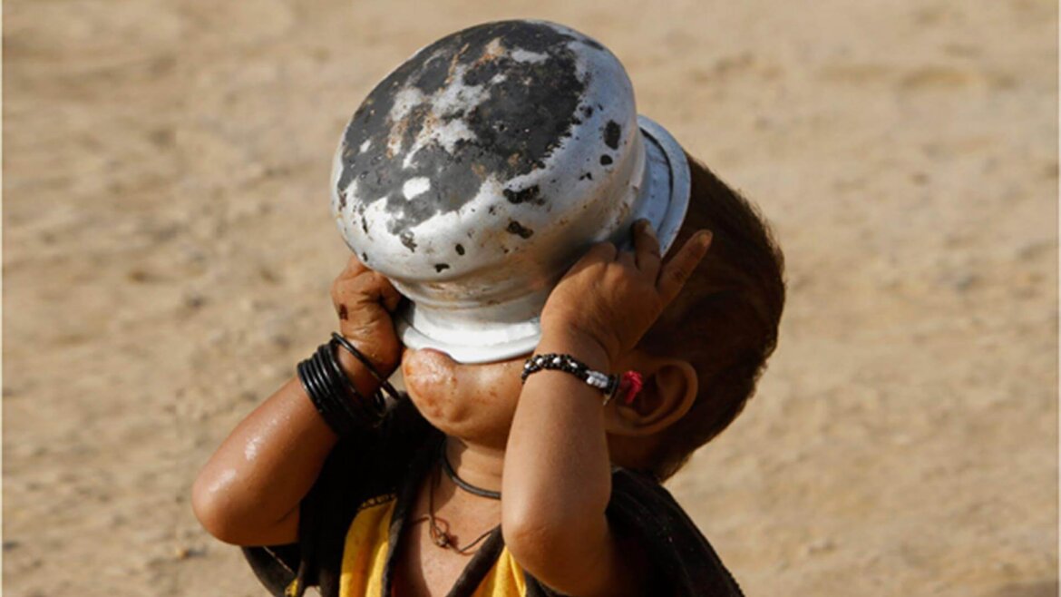 Bimbo di colore che beve acqua da scodella