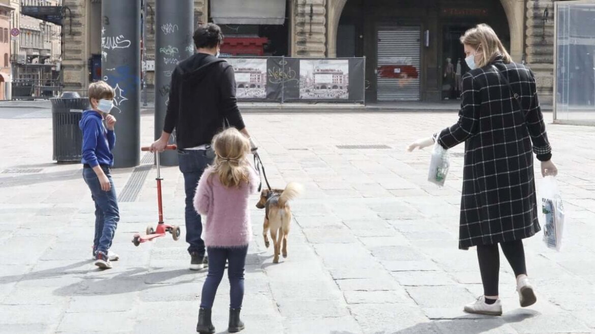 Coppia con mascherine e figli