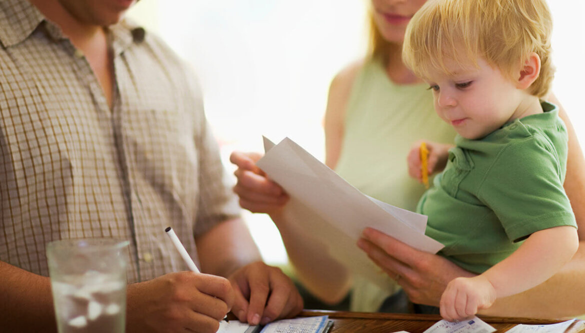 famiglia Genitori con bambino in mano
