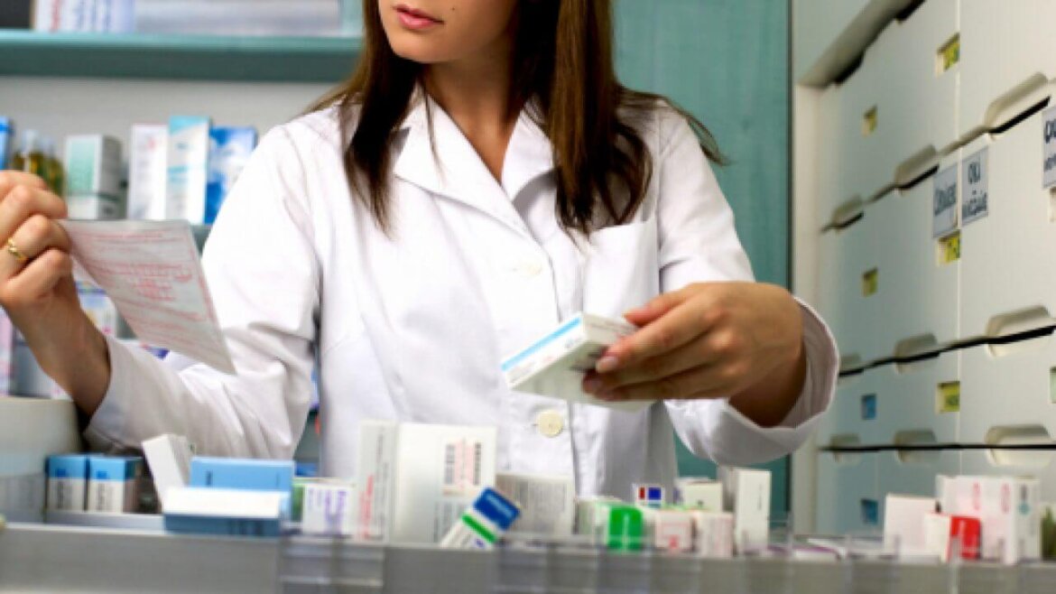 Farmacista al lavoro con medicine Farmacista al lavoro mentre prende medicinali