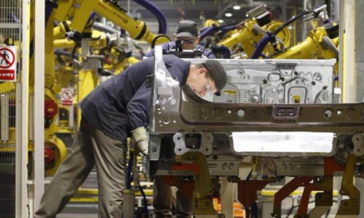 operaio al lavoro in fabbrica