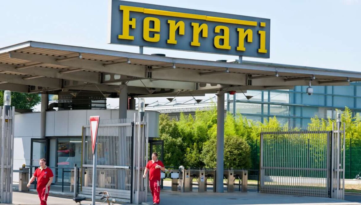 Sede azienda Ferrari con dipendenti all'esterno