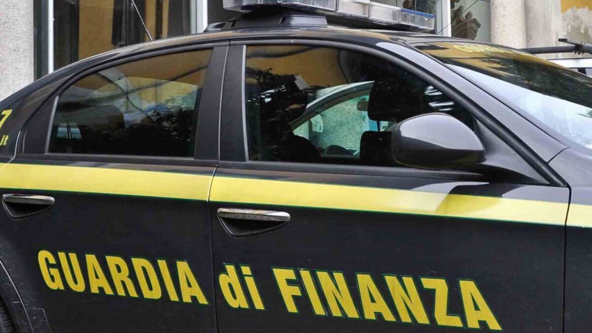 finanzieri Con ville e Ferrari o in galera ma prendevano il Reddito di cittadinanza: scoperti 237 furbetti