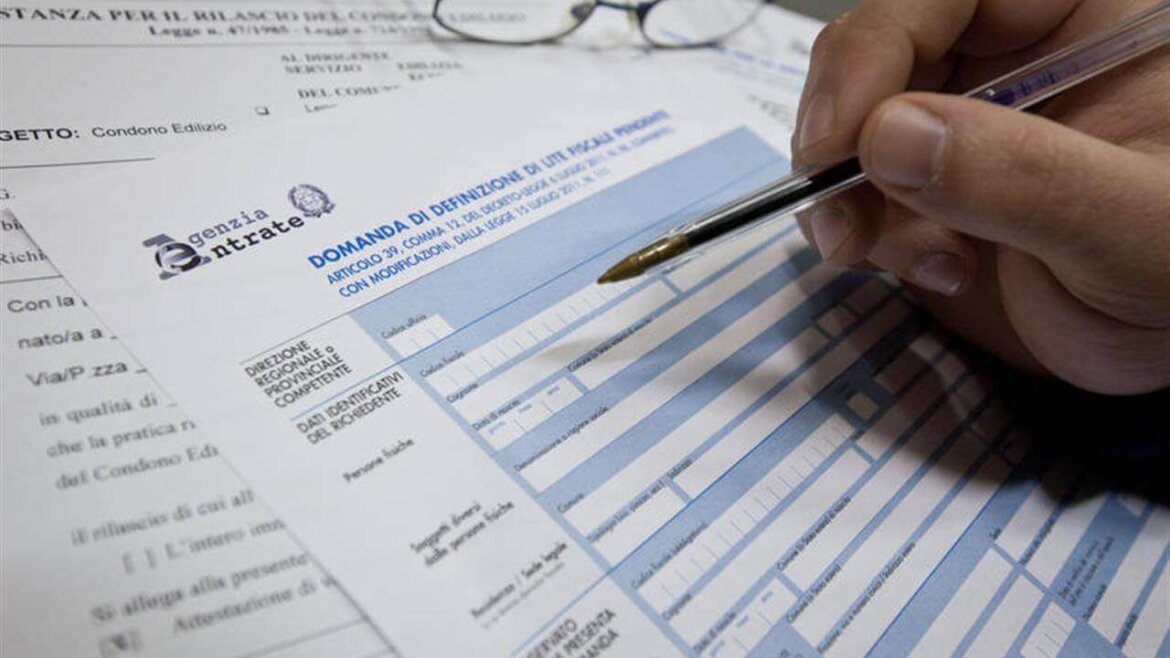 fisco Persona che riempie modulo di Agenzia delle Entrate