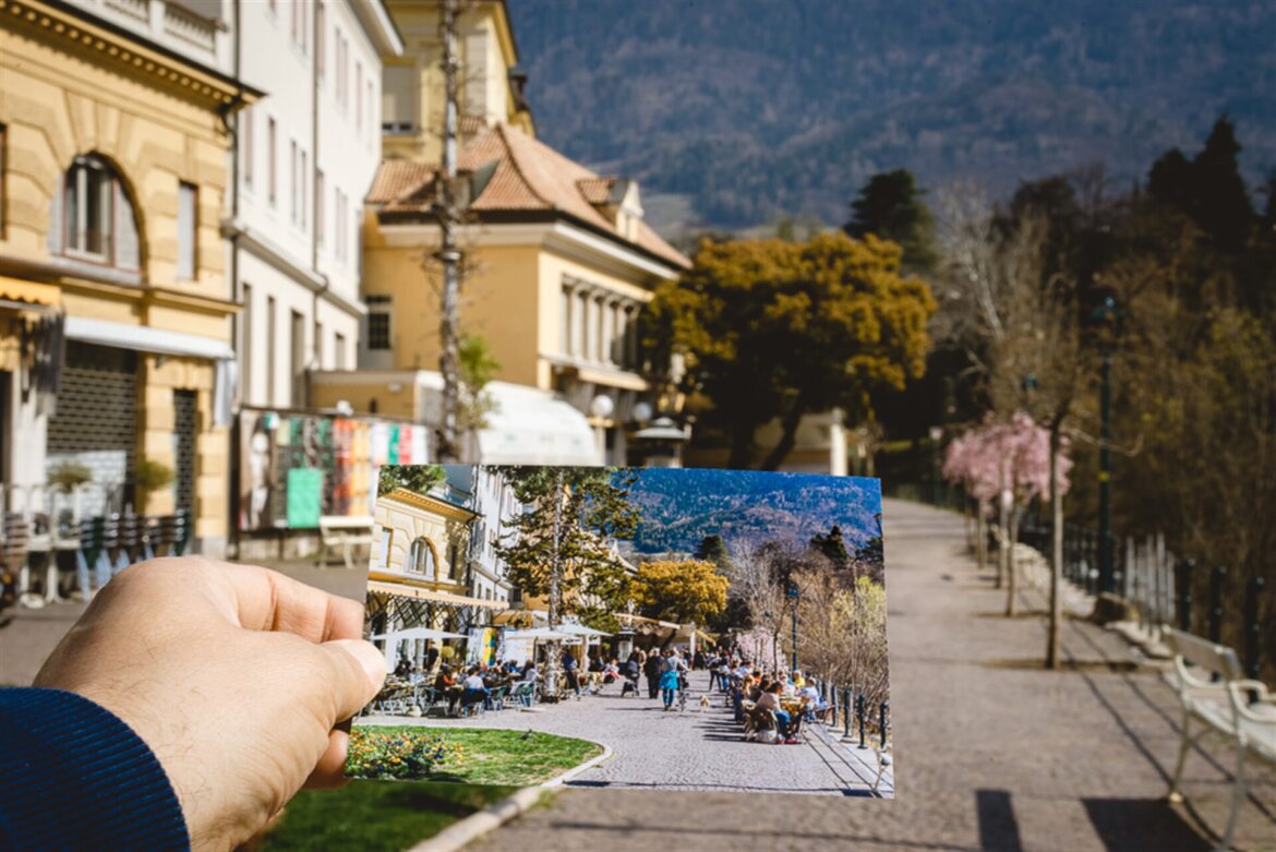 Confronto in una foto tra una piazza piena e una vuota