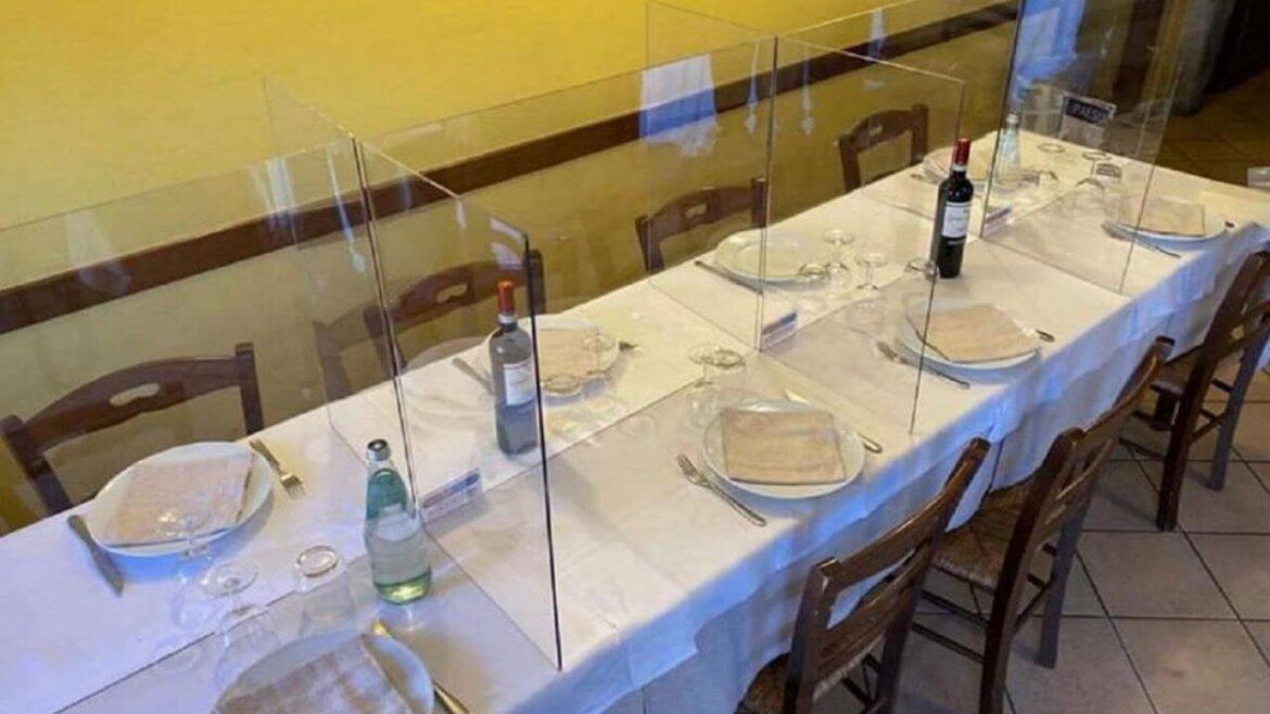 Tavolo ristorante diviso con plexiglass