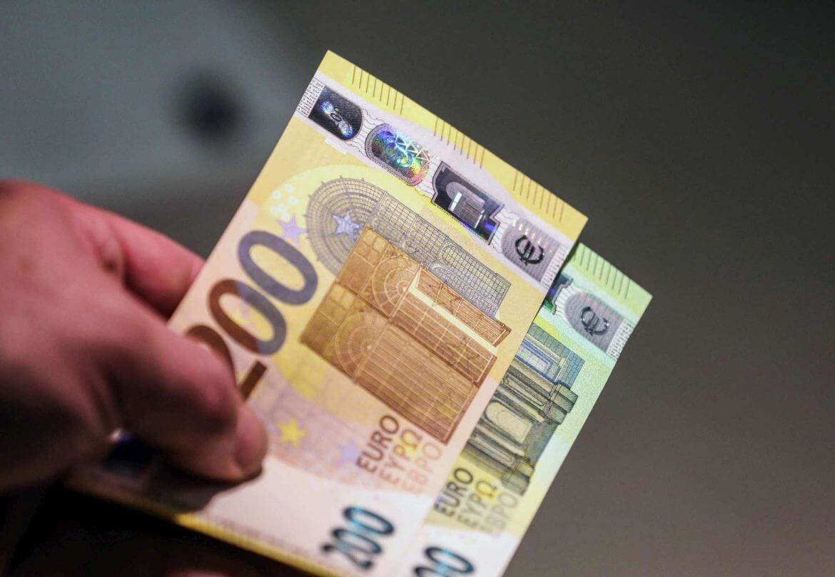 foto soldi Da oggi in circolazione le nuove banconote da €100 e €200