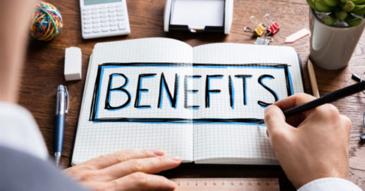 Quadernino con scritta "Benefits"