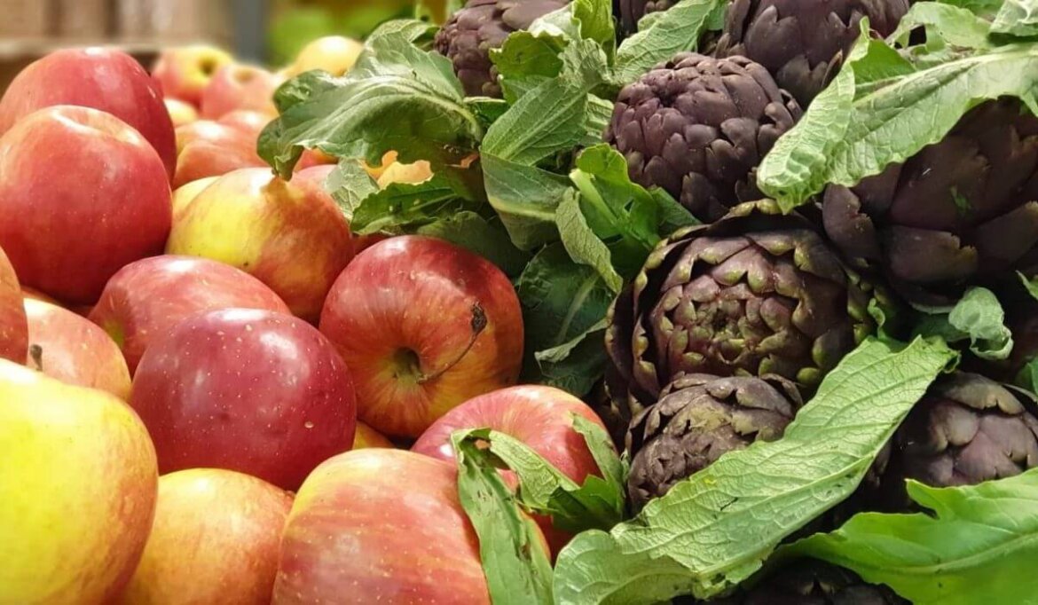 Mele e altri frutti in un negozio