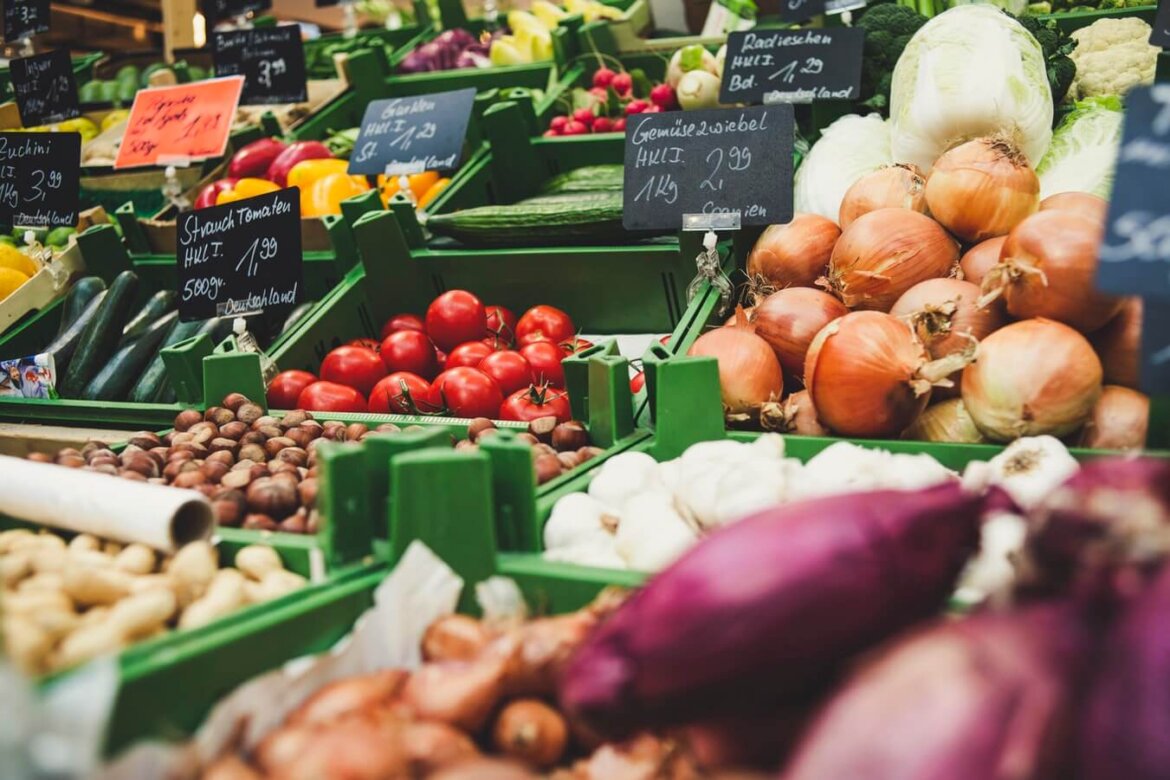 Frutta e verdura esposte in un negozio Frutta e verdura in vendita in un negozio