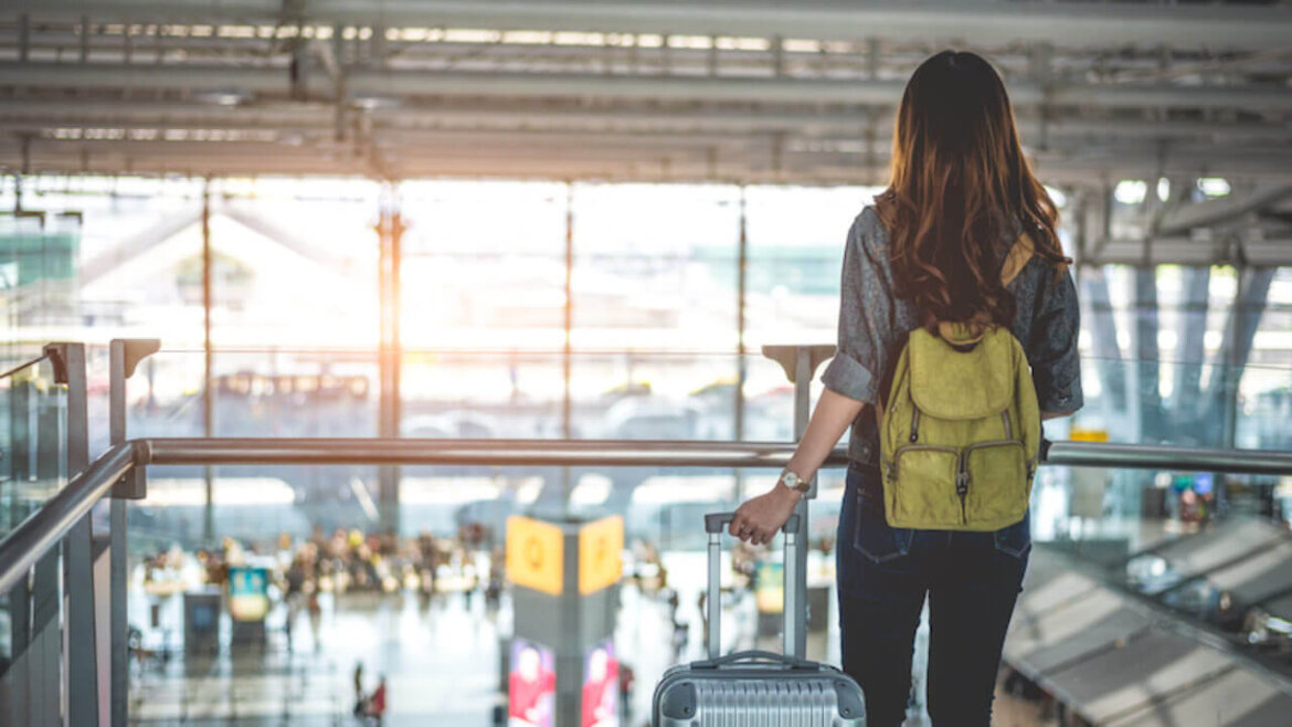 Ragazza con valigia in viaggio