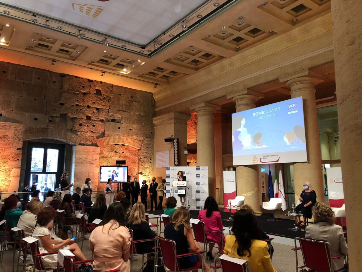 donne riunite al summit al teatro adriano